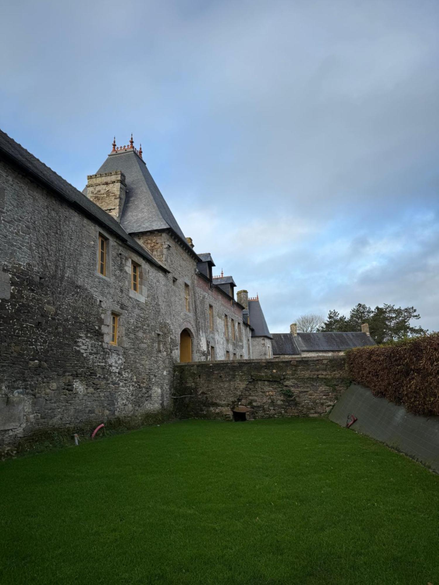 Hotel Domaine du Manoir de Vains Extérieur photo